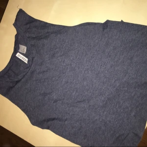  - mörkblå magtröja från hm, använd 1 gång 😄 skriv i meddelande för fler bilder😄