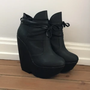  - Svart sko från Nelly, knappt använd, nyskick. Klackens höjd är 14,5 cm. Frakt tillkommer för köparen.