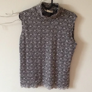  - Vintage Linne med liten polo i svart o silver. Fin spetskant längs ned. Lite oversize på mig som är XS - S