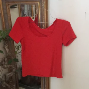  - Oanvänd, ribbad topp från Monki.  FRAKTAR INGET TYVÄRR 