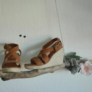  - My God, those shoes have an attitude and natural beauty incorporated within them. The perfect detail for your outfit. "då så" 