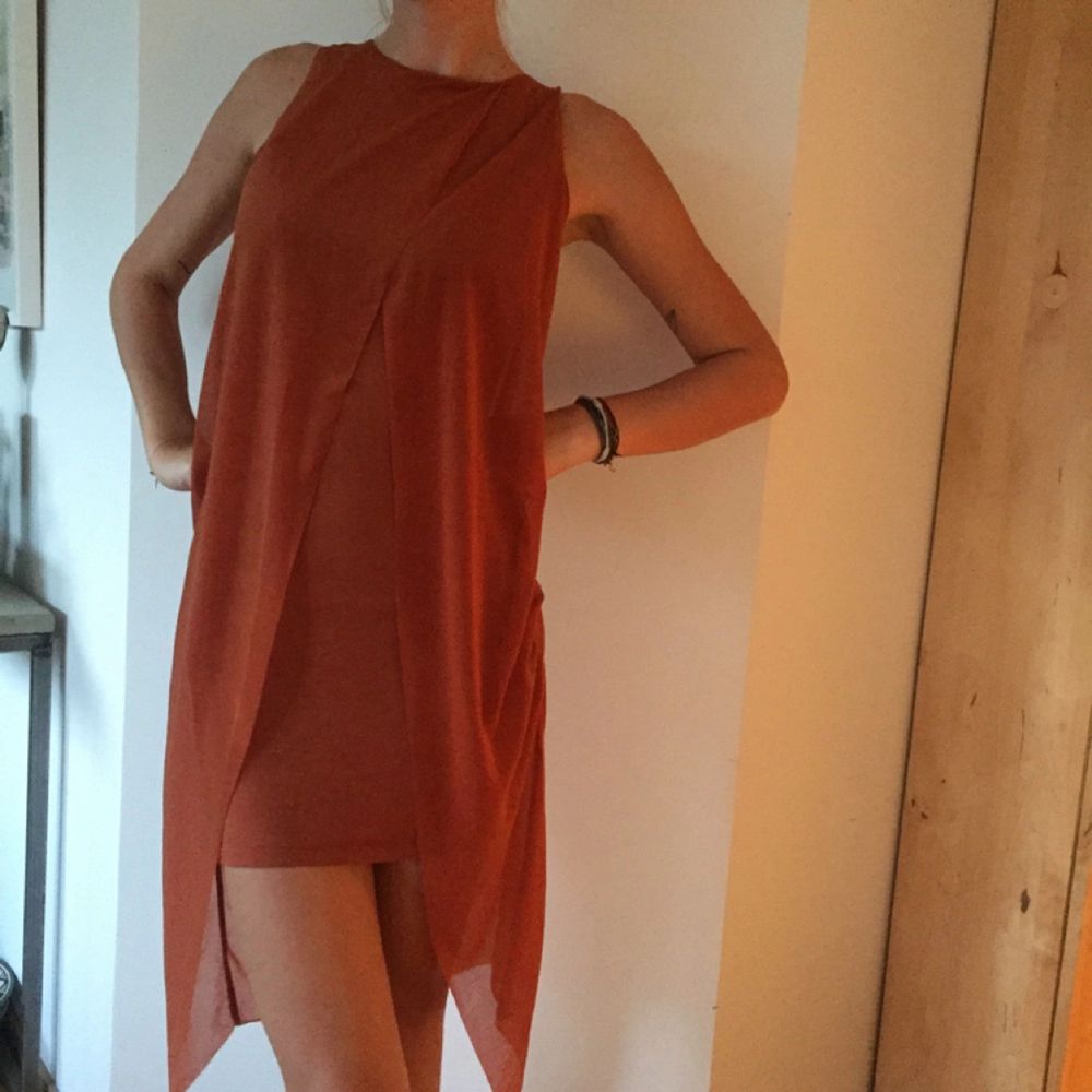 CheapMonday klänning i strl XS, använd en gång. Färgen är rost/orange. Swish och du står själv för frakt :) (jag är 180cm lång). Klänningar.