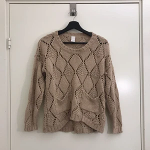  - Beige stickad tröja i storlek XS, men passar även en S. Tröjan sitter löst nertill och har två fickor. Hämtas i Uppsala eller fraktas till önskad adress. 