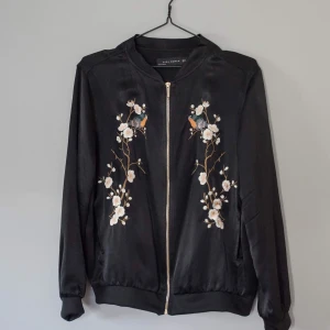  - Tunn bomber jacka från Zara med fint broderat tryck • Använd fåtal gånger så mycket fint skick