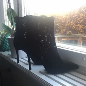  - Grymt snygga stövletter i spets från NA-KD som sålde slut på nolltid. Dragkedja på baksidan och 10 cm hög klack. ✨ Inköpspris: 499kr. Endast använda en gång så de är i nyskick i princip! Priset är exklusive frakt men det går att diskutera 👏🏼