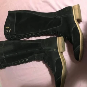  - Säljer nu mina äkta mocka Timberland stövlar, knappt använda. Gammal modell som inte finns att köpa någonstans längre. 😊 storleken är 36!