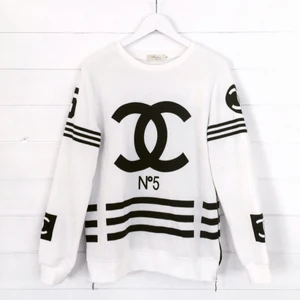  - Storlek passar som M.  Skön vit sweater med svarta tryck och dragkedjor på sidorna.  Min sambo har en likadan i svart med vitt tryck (som ett par-set).  Vid intresse av båda så hör av er :)  Kan skickas mot fraktkostnaden.