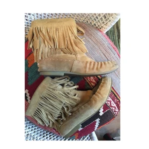  - Från Topshop i storlek 38. Den ena skon är förstärkt på insidan hos skomakarn. Köparen står för frakten eller upphämtning i GÖTEBORG.