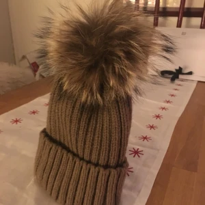  - Super fun knappt använd pälsbollarna mössa, finns på söder eller postas mot att köparen står för frakten 