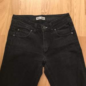 Gråa/svarta Acne jeans, vet ej namnet på modellen. Aldrig använda, säljer dem pga de är för små för mig.🍇