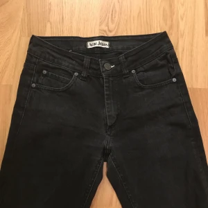  - Gråa/svarta Acne jeans, vet ej namnet på modellen. Aldrig använda, säljer dem pga de är för små för mig.🍇