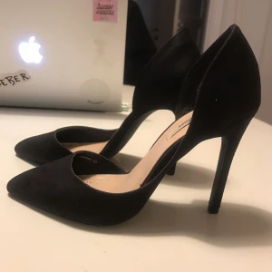  - Svarta pumpa från Nelly. Använda 1 gång. 