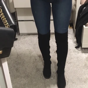 Overkneeboots - Köpte dessa snygga over knee boots på scorett förra året. Har använt dom ett tiotal ggr men dom är varsamt använda!