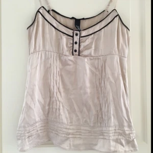  - Snyggt linne från h&m strl 38. Använd 2 ggr i mycket bra skick. Hämtas på Kungsholmen eller skickas mot frakt 