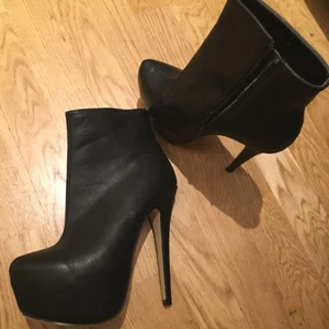  - Klackar från Nelly med beige sula.  16 cm klack, oanvända. 