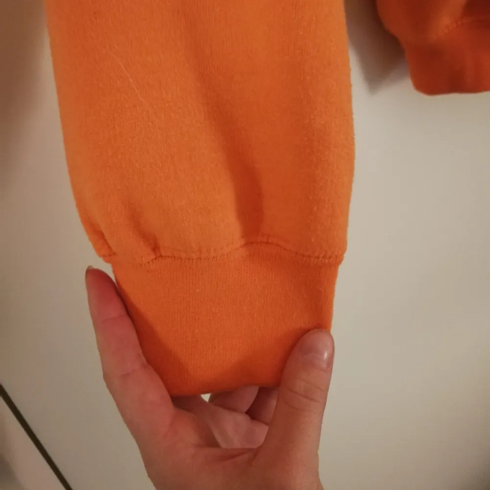 Nice, mysig, orange hoodie jag köpte här men inte använt så säljer vidare:) den är från urban outfitters:) frakt ingår i priset! . Hoodies.