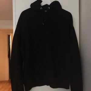  - Svart hoodie från Weekday. Stor i storleken och knappt använd! 