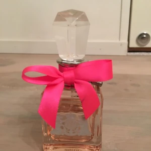  - Juicy Couture Couture La La Eau de Parfum for Women 50ml, nypris 690kr på Lyko.se Använt ca 15ml Jag står för frakten :)