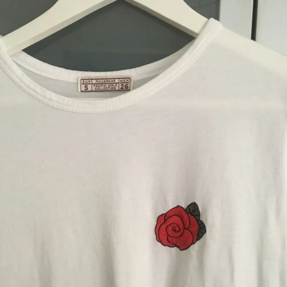 Längre crop top endast använd 1 gång. Fin broderad ros. 🌹Frakt ingår i priset❤️. Toppar.