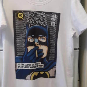  - Batman med Joy Division citat "shadow play" 👌  Stretch/ något tight passform  Frakt 14:-