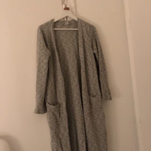  - Lång grå kofta med fickor från Gina tricot. Jättebra skick 