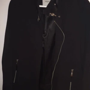  - Jacka suuuuuper fin och man kan både klä upp den och klä ner den! Älskar denna jackan och vill behålla den men av någon anledning så tycker jag inte att jag passar till kappor mer😲 hur som helst jätte fin skick o allting mer infon skriv till mig :) vid snabb affär sänker jag priset  