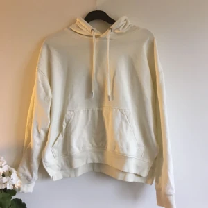  - Gräddvit hoodie med slitsar från HM. jättesnygg! Frakt inkluderad.