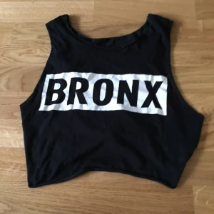  - Bronx crop top med knyt bak