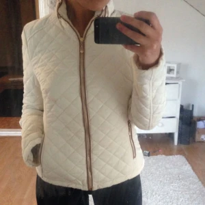  - Lagom tjock höst/vårjacka med gulddetaljer.  Frakten ingår i priset.