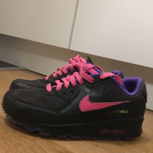  - Air max 90 använda två gånger!  Jätte fina! Storlek 38  Nypris är 1299:- 