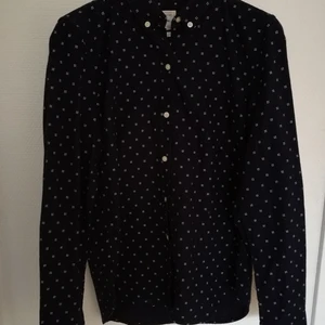  -  Snygg skjorta från Gap, lite som sammet i materialet! Som ny! 