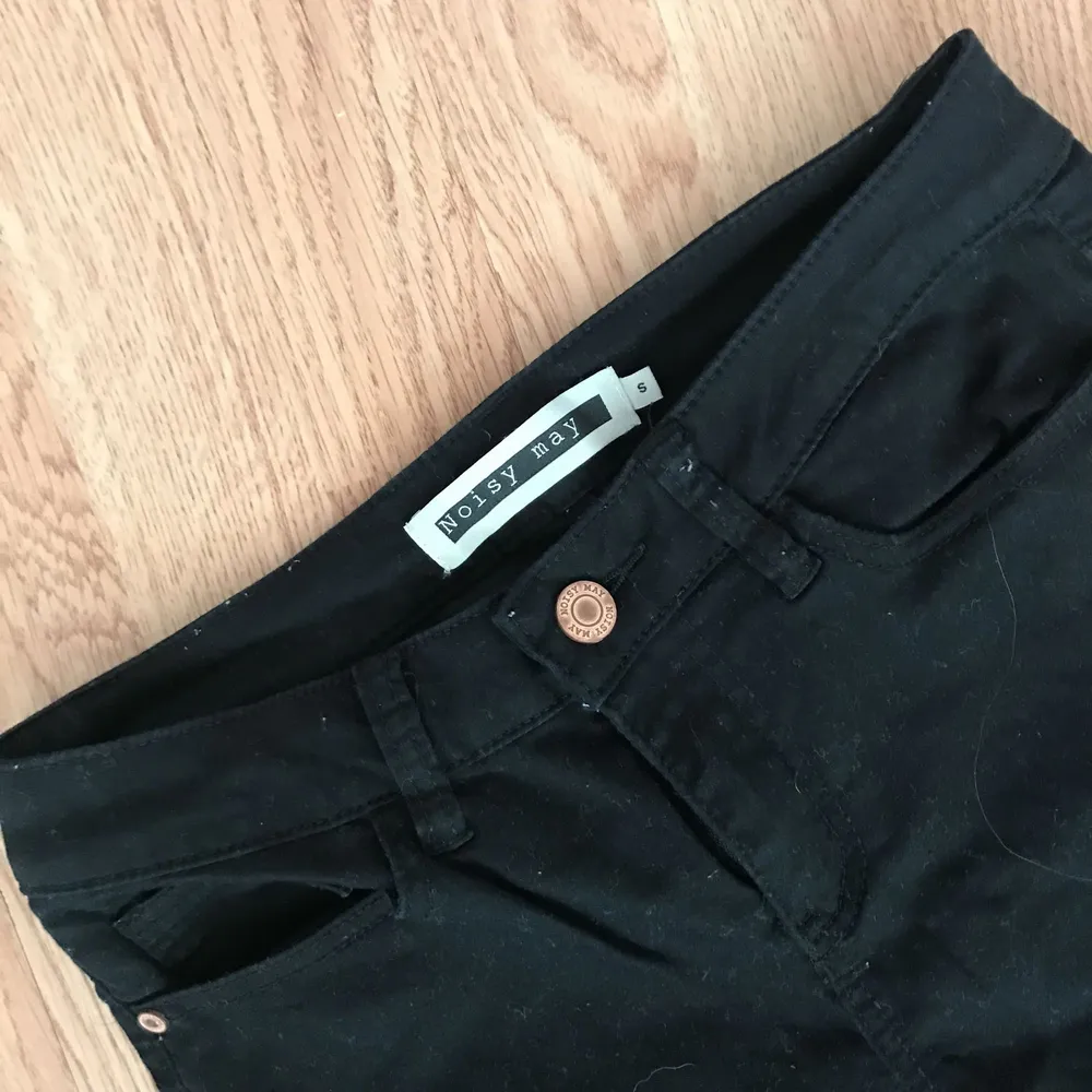 Svarta jeans i stretchigt material med utsvängda ben. Jättebra passform, sitter supersnyggt! Använda ett par gånger. Jeans & Byxor.