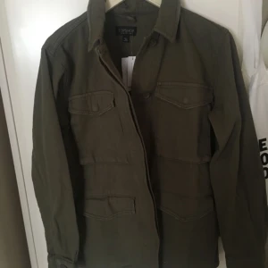  - Oanvänd jacka med tags kvar!! Kostade 400 som ny SKICKAR EJ