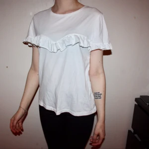  - Helt oanvänd t-shirt med volanger från BIKBOK. Storlek medium. Frakt 30kr