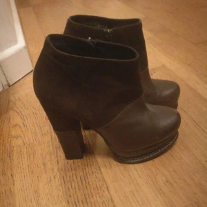  - Mocka /skinn stövlar i storlek 38. Köpta från Ritzzo och använda endast en gång och säljs pga för hög klack! 