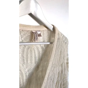  - ✨Poncho ✨Nyskick ✨Storlek 34 ✨Pris 100kr ✨Finns på Torpa i Jönköping ✨Skickas mot betalning