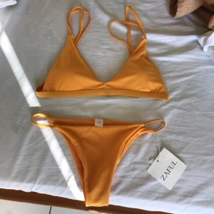  - Svinsnygg oanvänd bikini. Står storlek M men är mer som en XS eller liten S! 