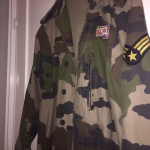  - Militärjacka i storlek 38 