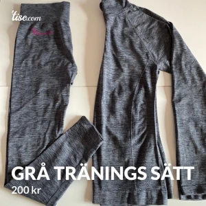 . - Grått träningssätt.  Byxor xs/s men mer som s/m Tröja m  Köp hela för 200kr Eller  byxa för 150kr Tröja för 150kr  📍Kunden betalar frakten! Frakten ligger runt 22-110kr, beroende på vikten. Vill du däremot ha paketet spårbart ligger priset runt 103-191kr, beroende på vikten.  Jag skickar endast!  💵Betalningarna sker via Swish.  Ni skickar namn, adress, postnummer och ort. Jag skickar numret, och jag skickar inte iväg paketet INNAN jag fått en Swish med den giltiga summan. Jag tar en bild när paketet är redo att posta. 