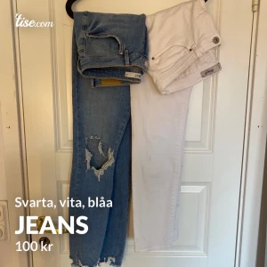 Blå och vita jeans  - byxa till vänster Blå jeans från Gina tricot stl 44 aldrig använda, råkade tappa bort kvittot och fick inte lämna tillbaka de. Köpte dom för 500kr säljer för 300kr  Byxa till höger Vita jeans använd ett få antal gånger 75 kr stl m. KÖP BÅDA FÖR 320kr  📍Kunden betalar frakten! Frakten ligger runt 22-110kr, beroende på vikten. Vill du däremot ha paketet spårbart ligger priset runt 103-191kr, beroende på vikten.  Jag skickar endast!  💵Betalningarna sker via Swish.  Ni skickar namn, adress, postnummer och ort. Jag skickar numret, och jag skickar inte iväg paketet INNAN jag fått en Swish med den giltiga summan. Jag tar en bild när paketet är redo att posta.  