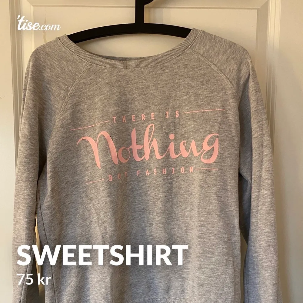 En grå sweetshirt i stl m. Med rosa design.   📍Kunden betalar frakten! Frakten ligger runt 22-110kr, beroende på vikten. Vill du däremot ha paketet spårbart ligger priset runt 103-191kr, beroende på vikten.  Jag skickar endast!  💵Betalningarna sker via Swish.  Ni skickar namn, adress, postnummer och ort. Jag skickar numret, och jag skickar inte iväg paketet INNAN jag fått en Swish med den giltiga summan. Jag tar en bild när paketet är redo att posta. . Tröjor & Koftor.