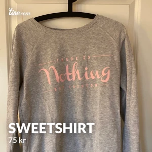 Mysig sweetshirt 45kr - En grå sweetshirt i stl m. Med rosa design.   📍Kunden betalar frakten! Frakten ligger runt 22-110kr, beroende på vikten. Vill du däremot ha paketet spårbart ligger priset runt 103-191kr, beroende på vikten.  Jag skickar endast!  💵Betalningarna sker via Swish.  Ni skickar namn, adress, postnummer och ort. Jag skickar numret, och jag skickar inte iväg paketet INNAN jag fått en Swish med den giltiga summan. Jag tar en bild när paketet är redo att posta. 