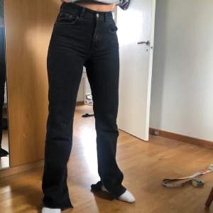(priset kan diskuteras) Säljer dessa jeans pga att de är lite långa på mig och därför inte kommer till användning💕 Köpta för 3 veckor sedan och aldrig använda så dem är helt nya. Jag är 164cm,  bilderna är lånade så skriv för fler bilder😁 Nypris 400kr 