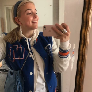 Varsity jacka  - En varsityjacka jag köpt här från Plick. Passar allt till alla storlekar beroende på hur man vill att den ska sitta. Själv har jag M och tycker personligen att den hade kunnat vara större.