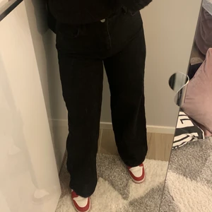 Svarta wide jeans  - Säljer mina svarta wide jeans från Boohoo som har blivit för för små, skriv om ni är intresserade + frakt tillkommer🥰