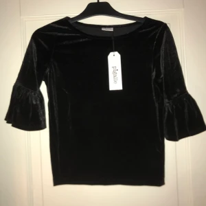 Jättefin blus, strl XS - Blus i jättefint material, storlek XS. Fina volanger på armarna. Aldrig använd!