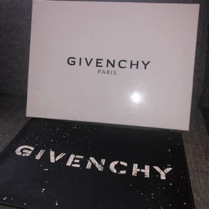 Givenchy Pouch  - Säljs pågrund av att den inte kommer till användning! Dragekedjan fungerar bra, endast den man drar i som är sönder som man kan se på bild 2! Går att laga om man lämnar in!Nypris: 6000kr! Buda från:1500kr