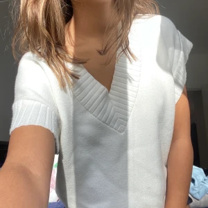 Väst - Säljer denna skit snygga finstickade väst från Zara i storlek M! Jätte snygg over sized på mig som vanligt vis har Xs/ s. Köpt i somras och är slutsåld , endast använd 3 ggr!!  Köpt för 400kr mitt pris 200kr, skriv om ni är intresserade!💕☺️ (skriv för mer bilder)