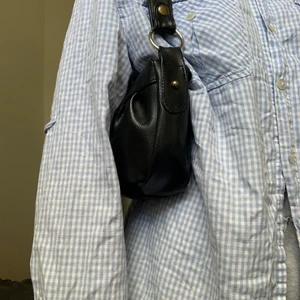 Shoulder bag - En liten axelväska i jätte bra skick med en vintage vibe. Frakt är inte inkluderat i priset!