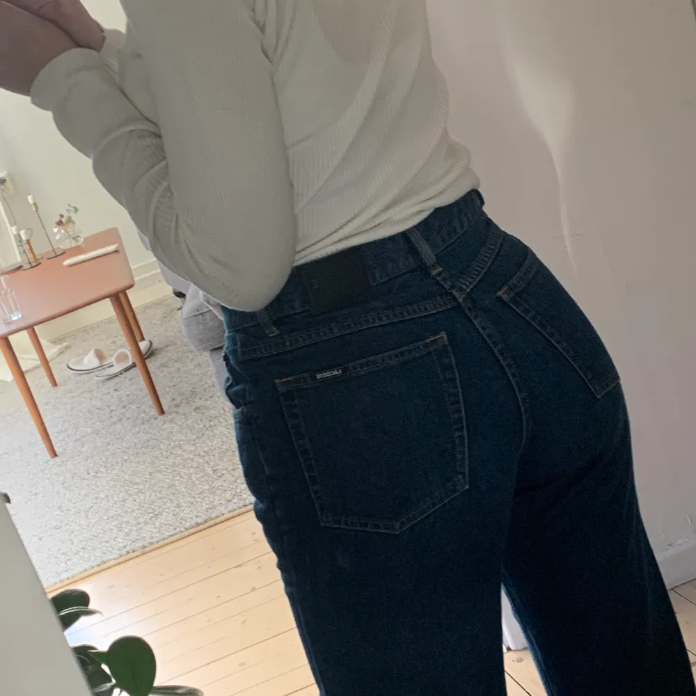 Lacoste jeans i superbra skick, använda 2 gånger! Jag är 1.73 men den är för korta för mig . Jeans & Byxor.